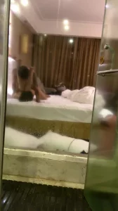 从厕所就能听到小鹿被单男抽插的叫声！心疼又刺激寻情侣交换4p